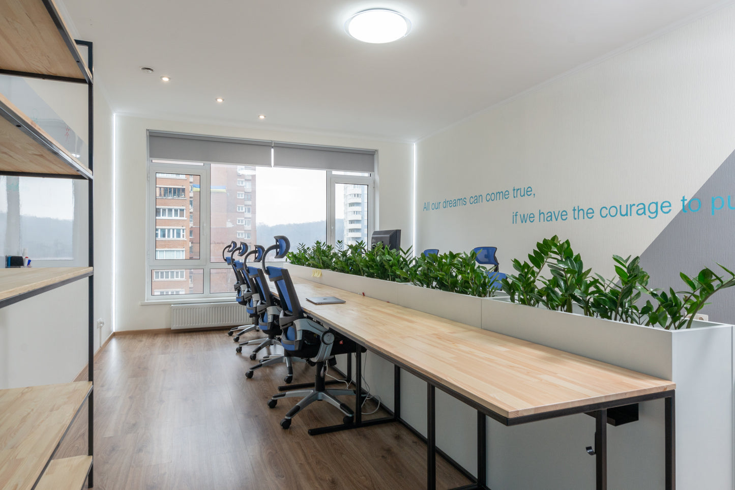 Bureau aménagés avec des plantes de qualité à Béziers