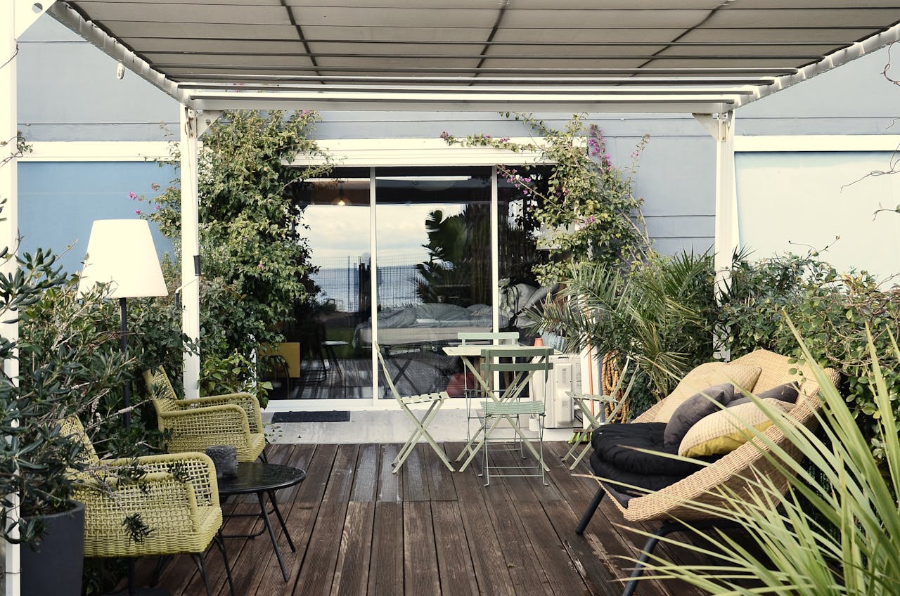 Aménagement de terrasse, jardin et balcon : le guide expert NATURA pour un extérieur idéal