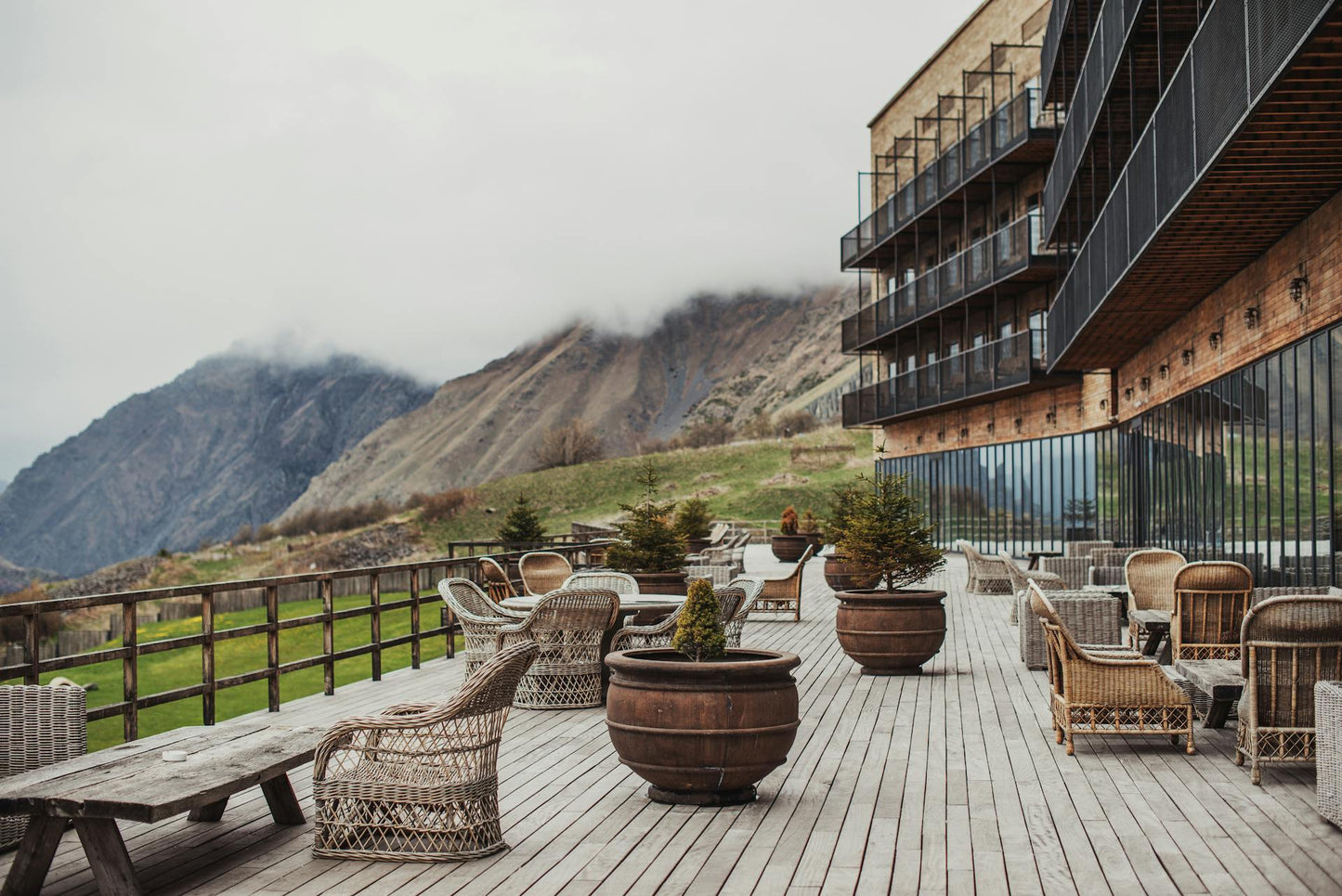 Sublimez vos espaces avec notre gamme de pots, bacs et jardinières design et artisanaux