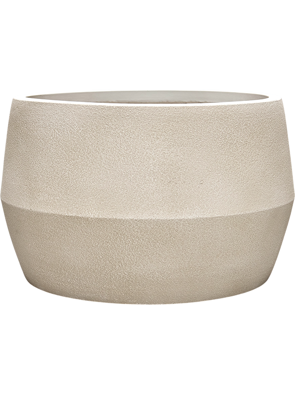 
                  
                    Pot bas Antwerp beige en Fiberclay texturé, diamètre 47 cm et hauteur 30 cm, vue de face.
                  
                