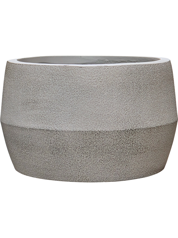 
                  
                    Pot bas Antwerp gris brun en Fiberclay texturé, diamètre 34 cm et hauteur 21 cm, vue de face.
                  
                