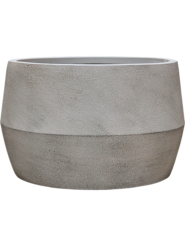 
                  
                    Pot bas Antwerp gris brun en Fiberclay texturé, diamètre 47 cm et hauteur 30 cm, vue de face.
                  
                