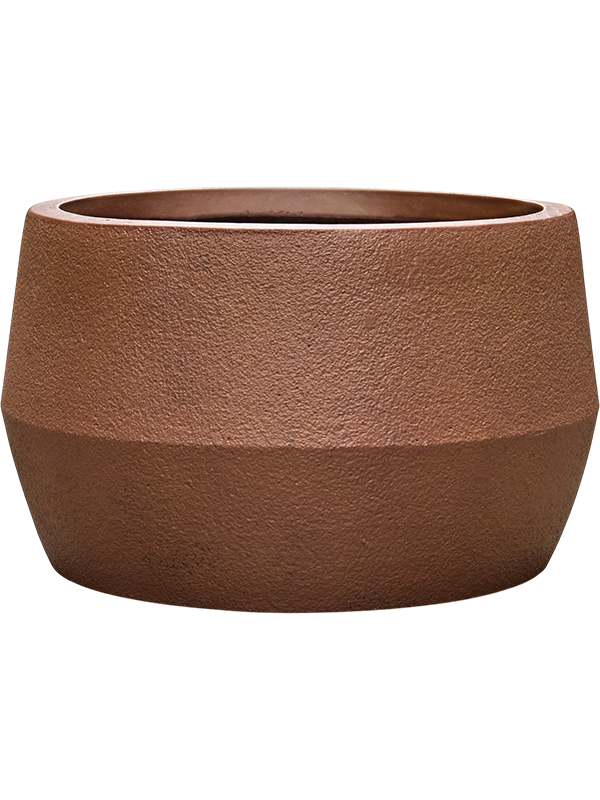 
                  
                    Pot bas Antwerp rouille en composite texturé, diamètre 34 cm et hauteur 21 cm, vue de face.
                  
                