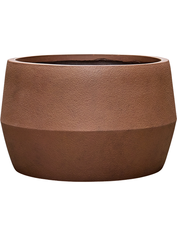 
                  
                    Pot bas Antwerp rouille en Fiberclay texturé, diamètre 47 cm et hauteur 30 cm, vue de face.
                  
                