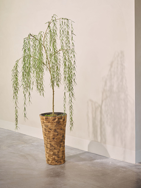 
                  
                    Saule artificiel Silk-ka de 147 cm en situation, cache-pot décoratif vendu séparément
                  
                